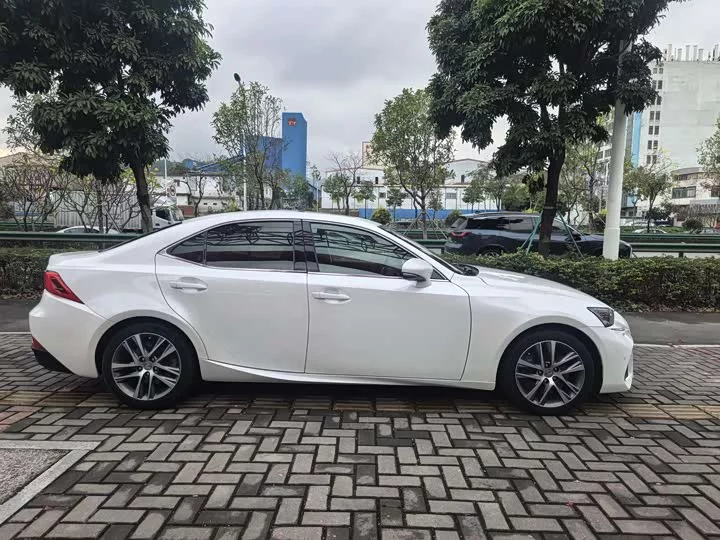 Lexus IS