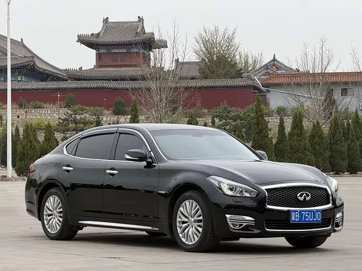 Infiniti Q70