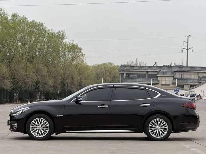 Infiniti Q70