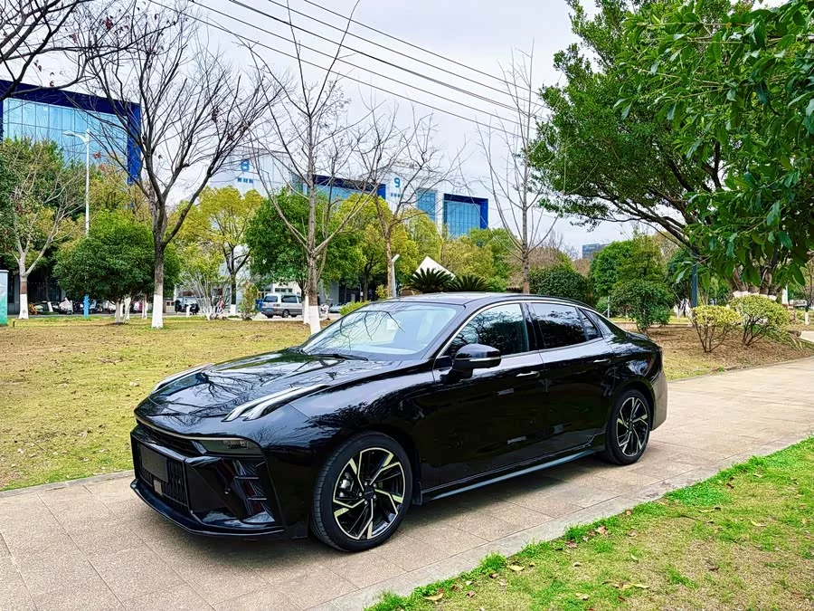 Lynk & Co 03