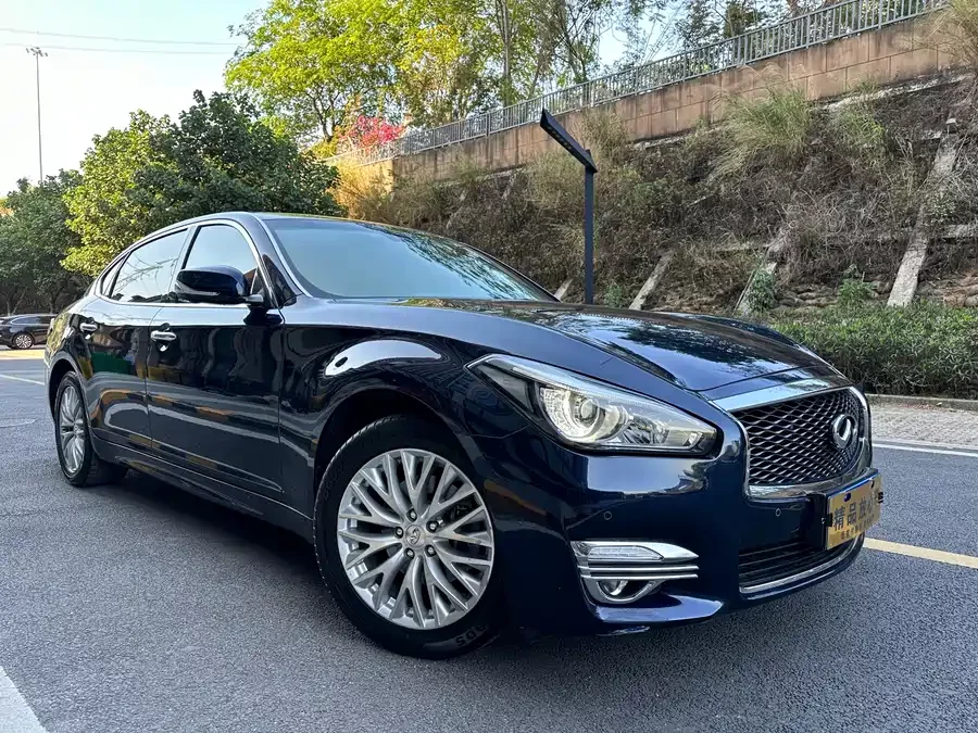 Infiniti Q70