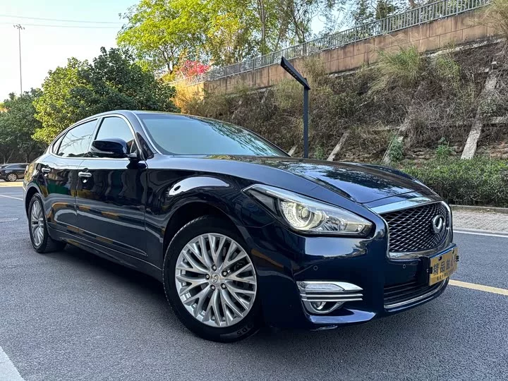 Infiniti Q70