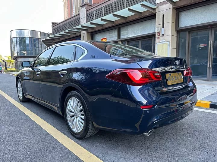 Infiniti Q70