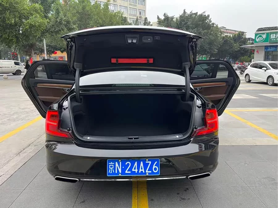 Volvo S90
