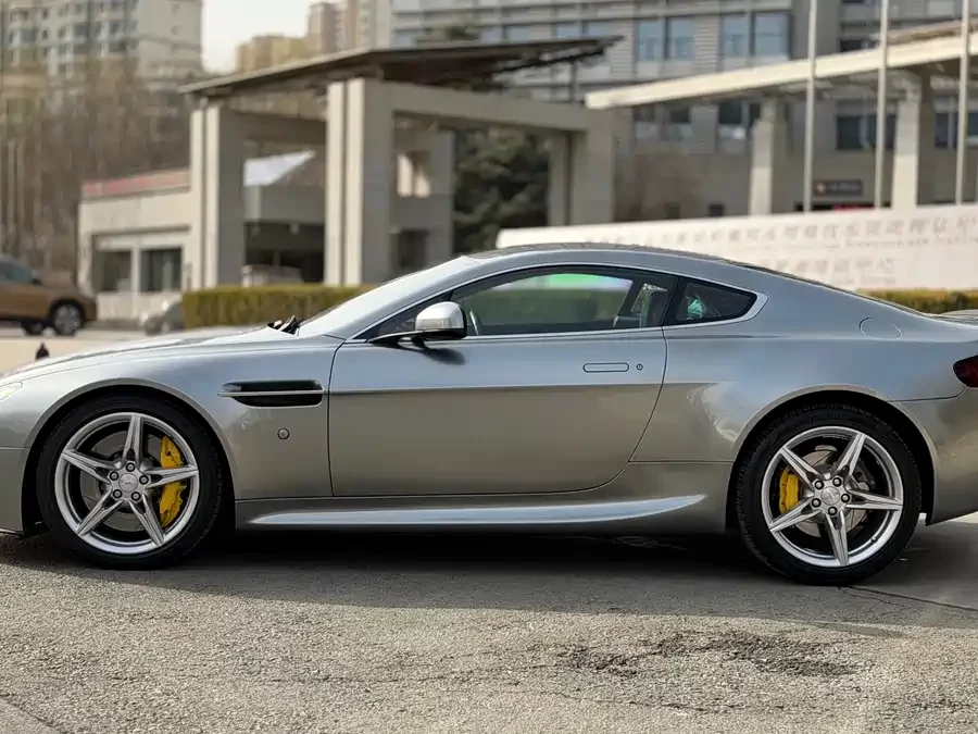 Aston Martin V8 Vantage