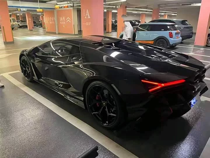 Lamborghini Revuelto