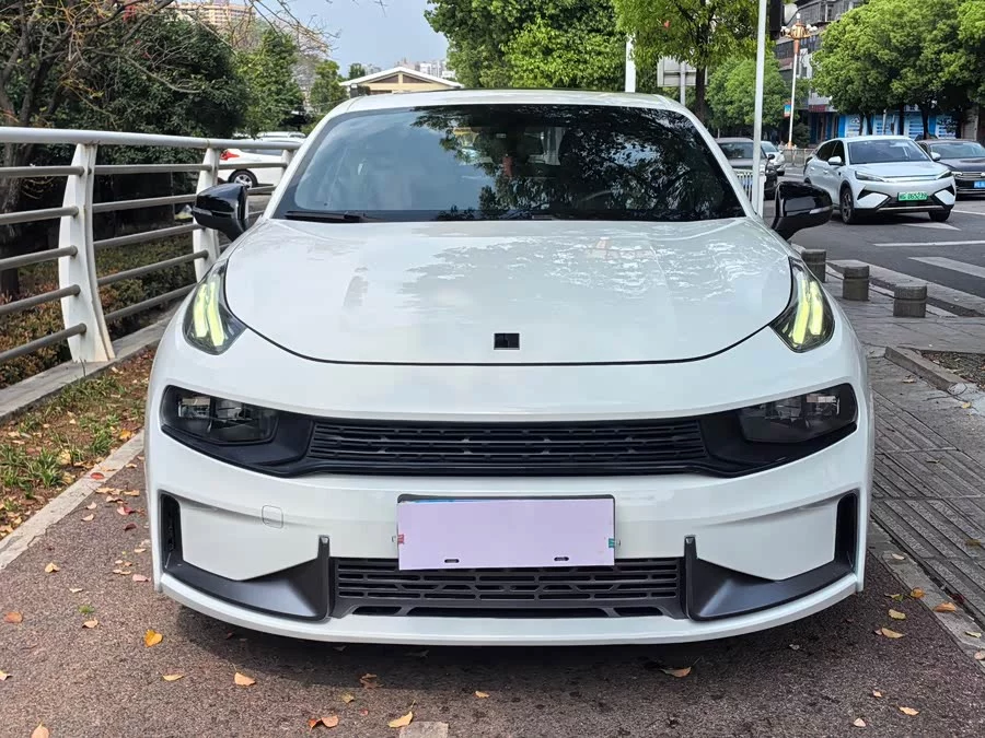 Lynk & Co 03