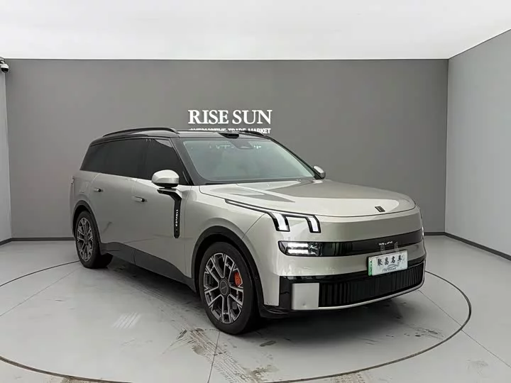 Lynk & Co 900