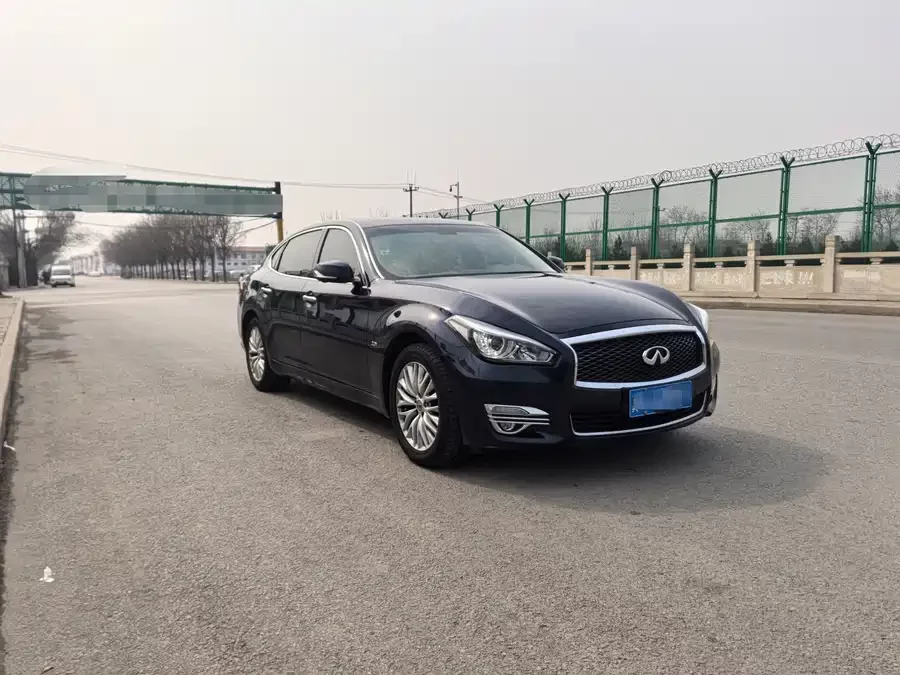 Infiniti Q70