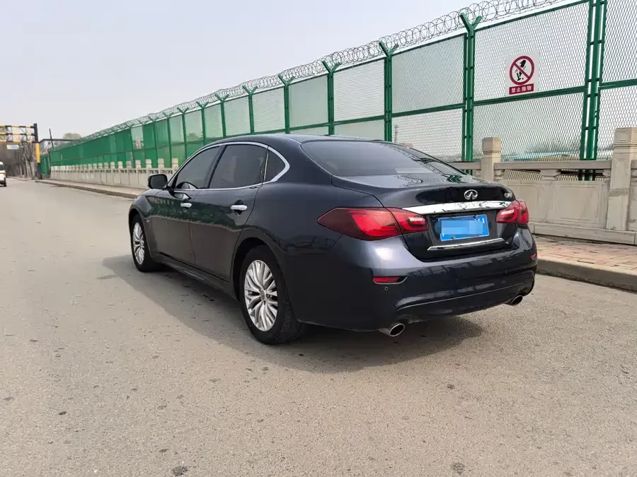 Infiniti Q70