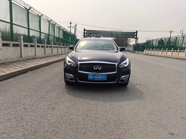 Infiniti Q70