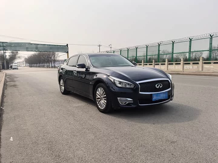 Infiniti Q70