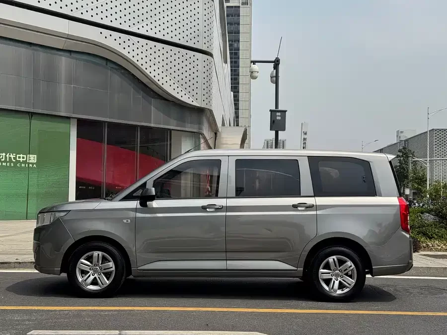 Wuling Hongguang PLUS