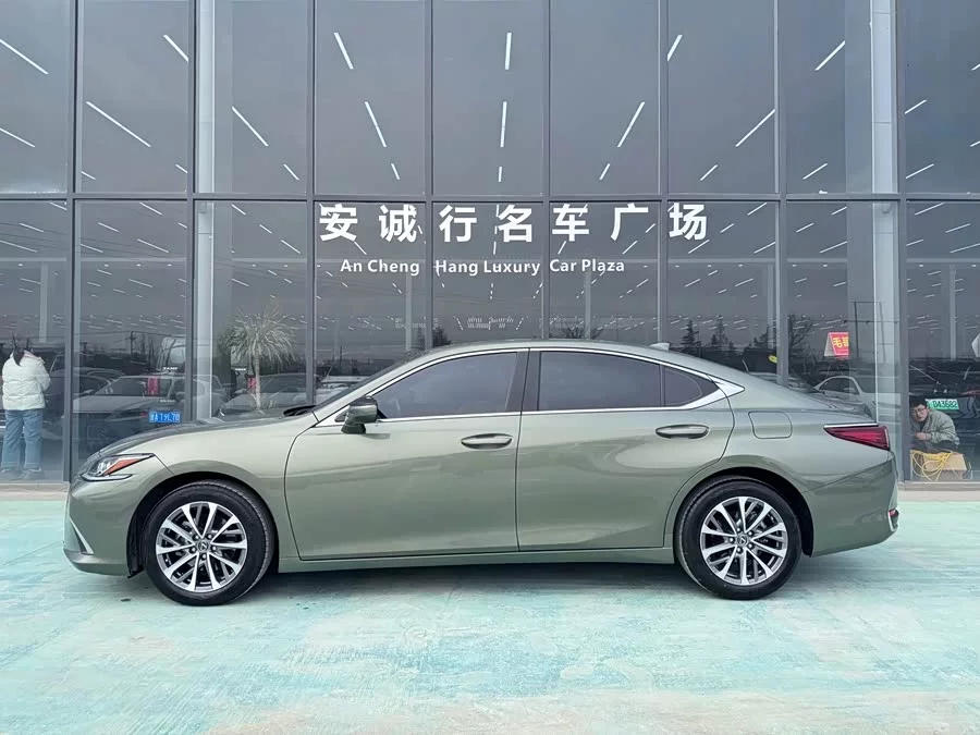 Lexus ES