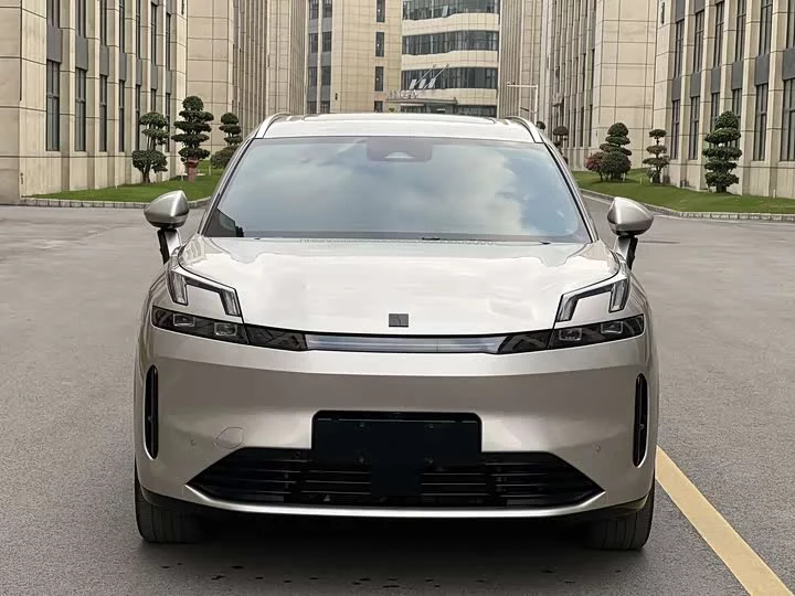 Lynk & Co 08 EM-P