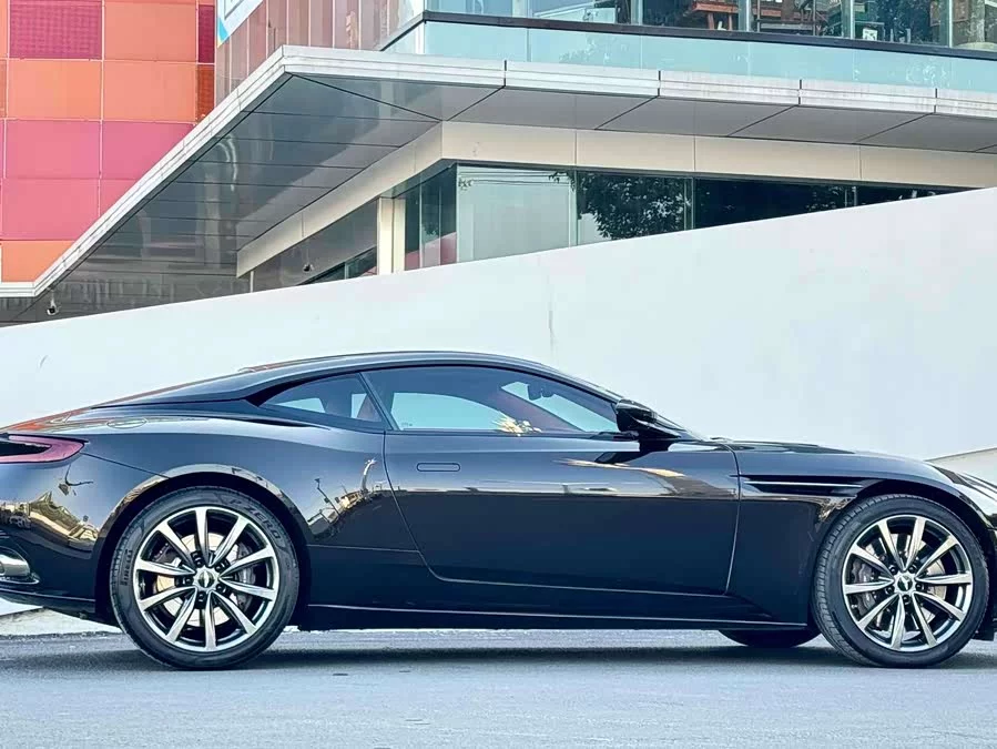 Aston Martin DB11