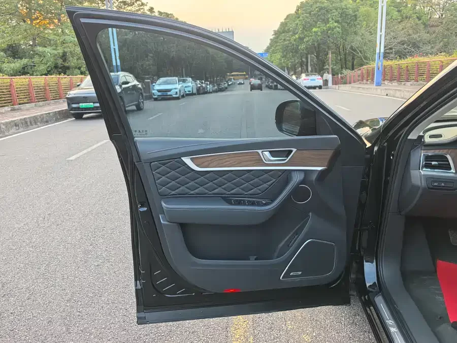 Hongqi HS7