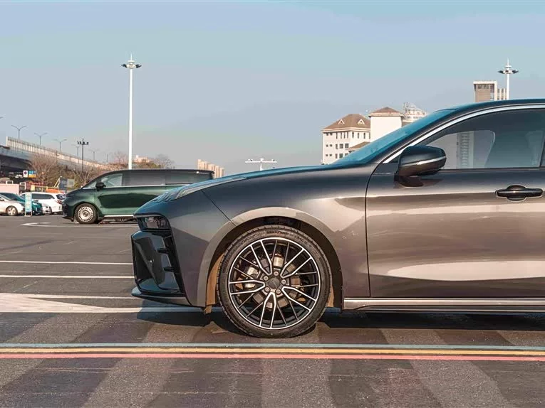 Lynk & Co 03