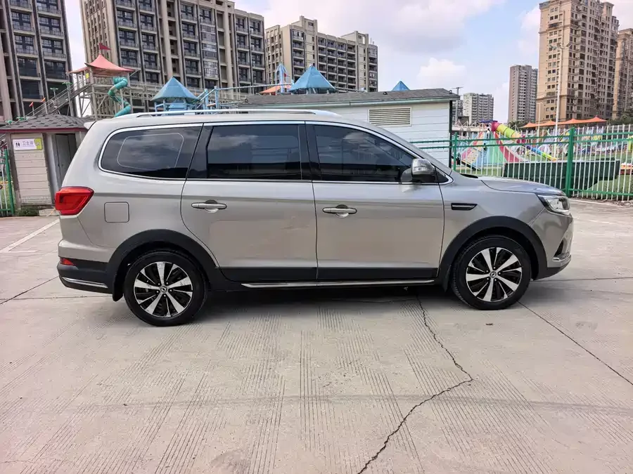 Dongfeng Jingyi X6