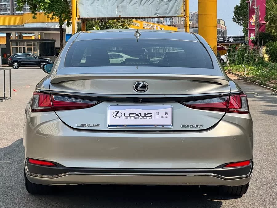 Lexus ES