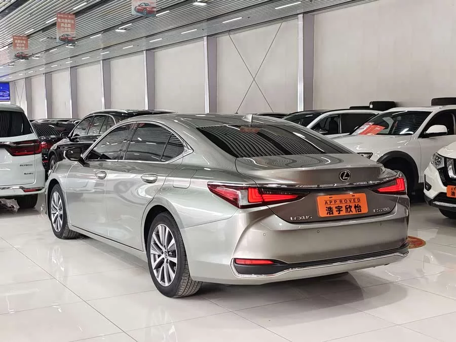 Lexus ES
