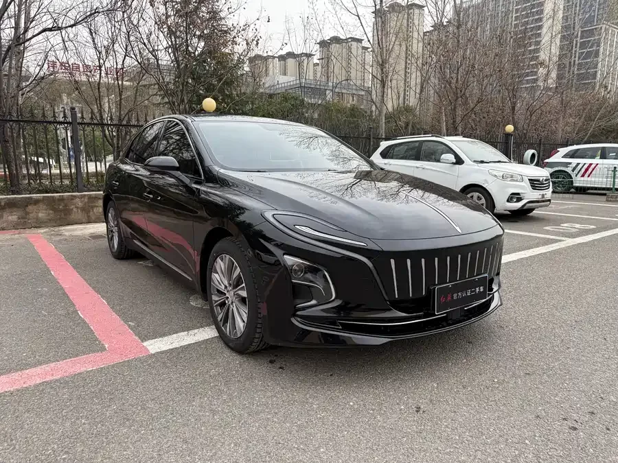 Hongqi E-QM5