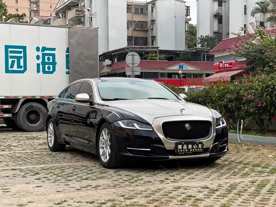 Jaguar XJ