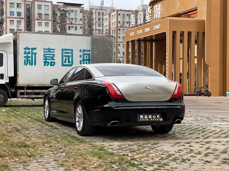 Jaguar XJ