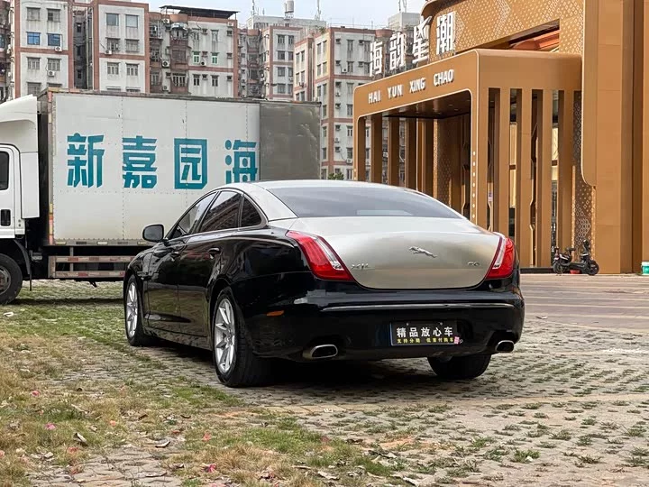 Jaguar XJ