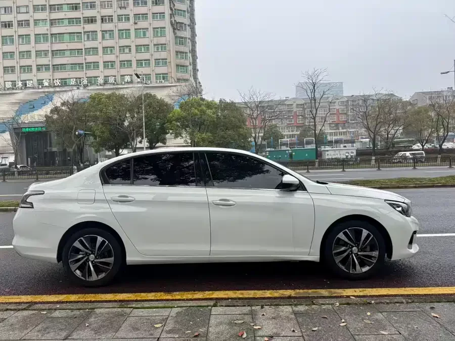 Peugeot 408