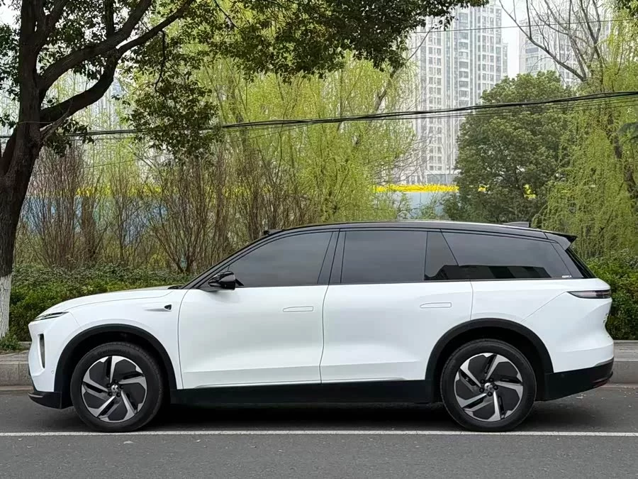 NIO ES8