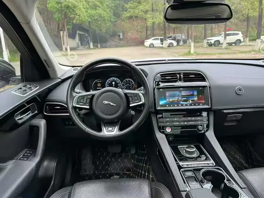 Jaguar F-PACE