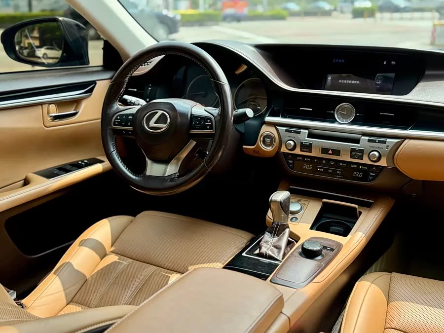 Lexus ES