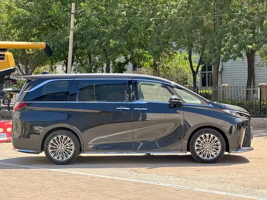Lexus LM
