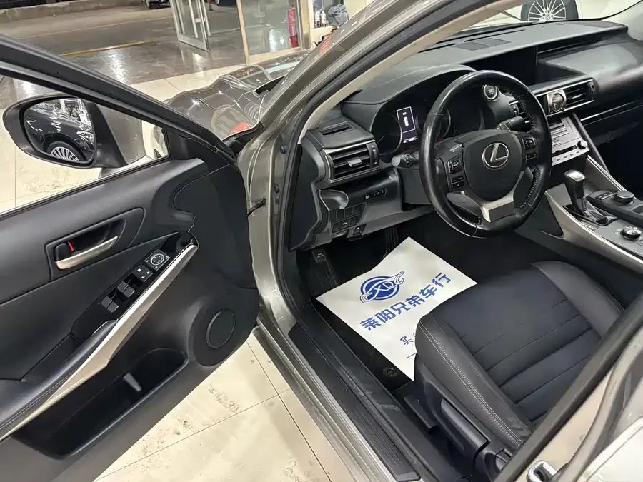 Lexus IS