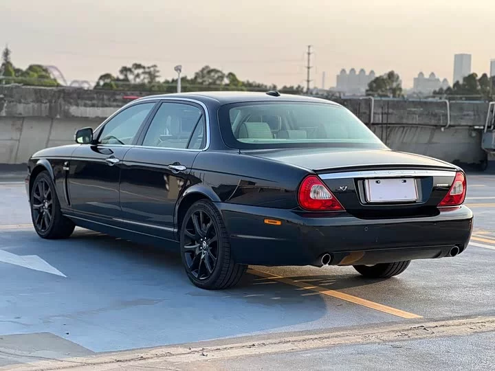 Jaguar XJ