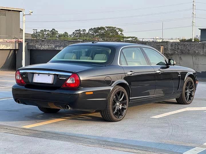 Jaguar XJ