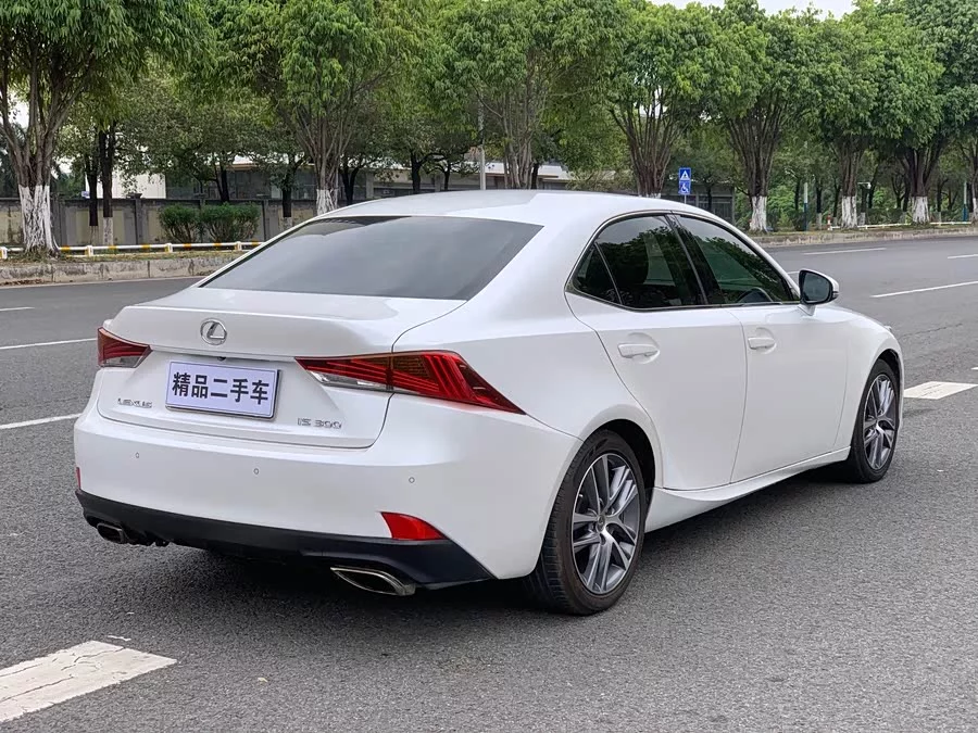 Lexus IS