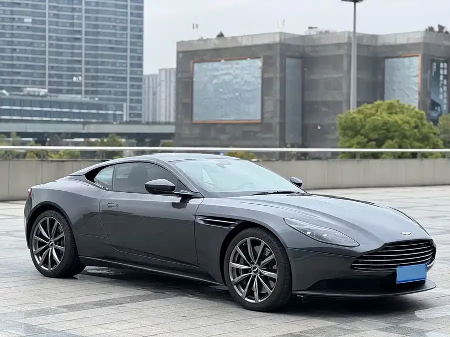 Aston Martin DB11