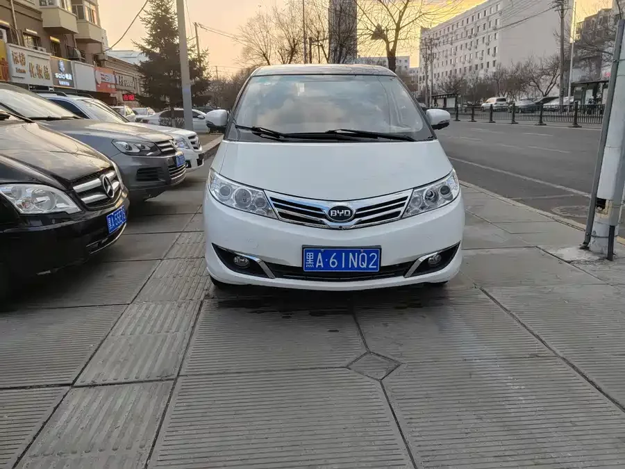 BYD M6