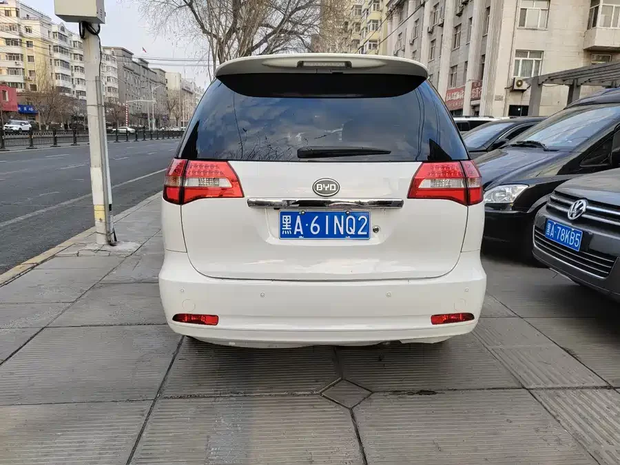 BYD M6