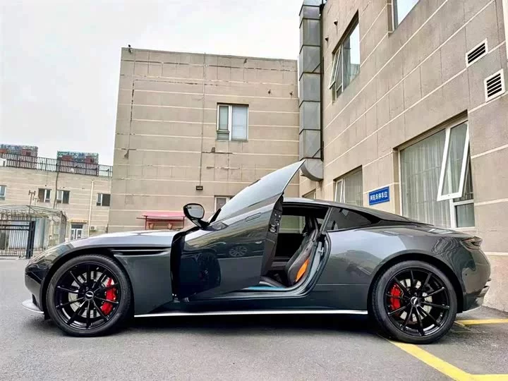Aston Martin DB11