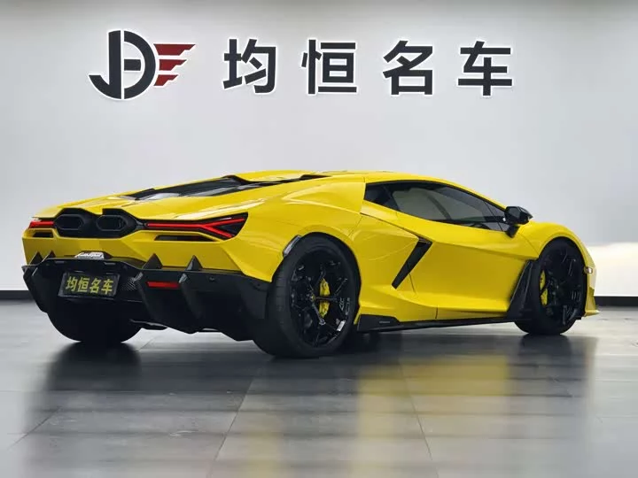 Lamborghini Revuelto
