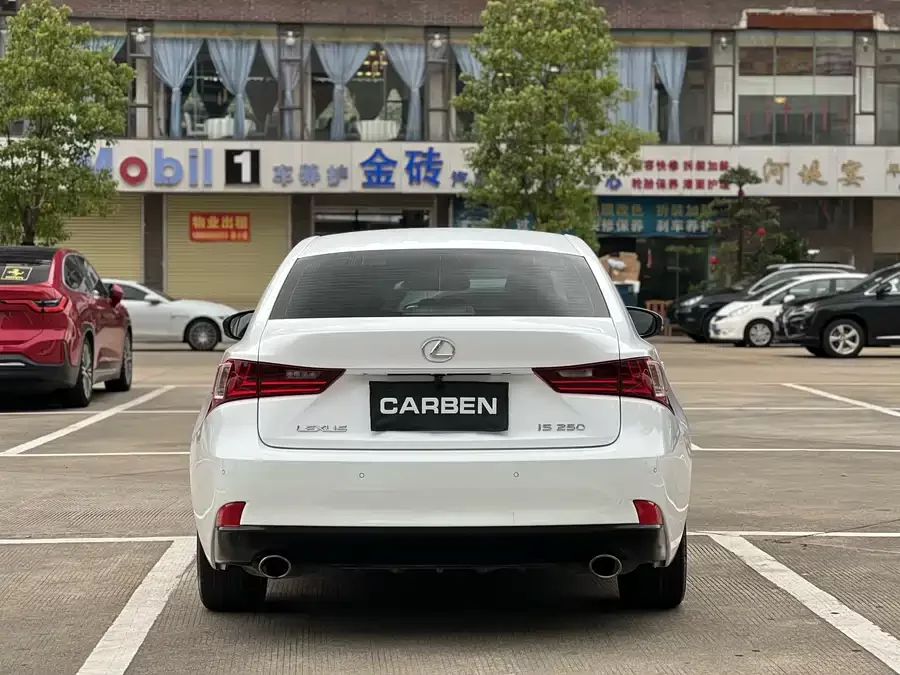 Lexus IS