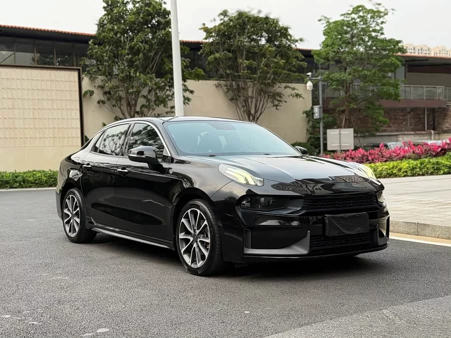 Lynk & Co 03