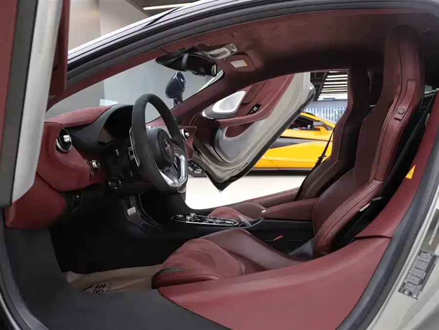 McLaren GT