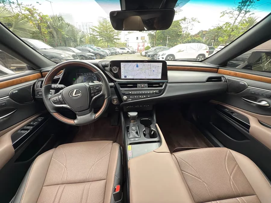 Lexus ES