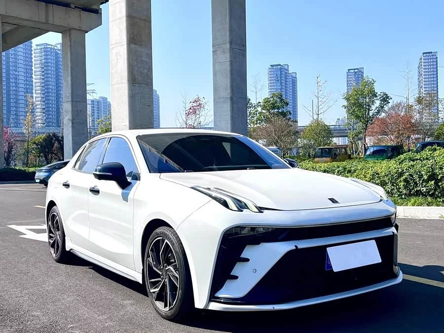 Lynk & Co 03