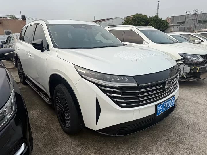 Nissan Explore the land