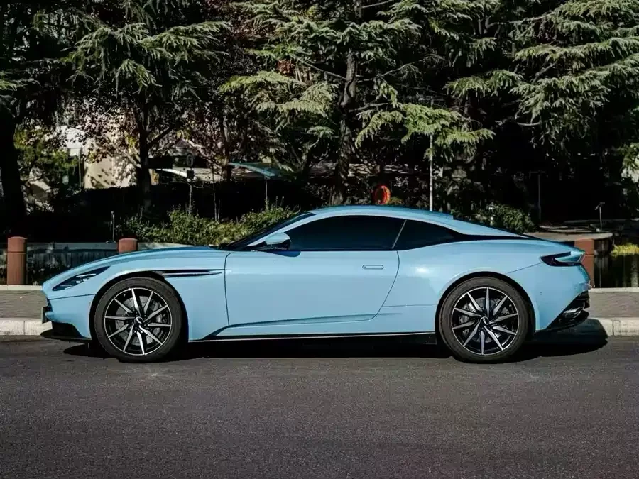 Aston Martin DB11